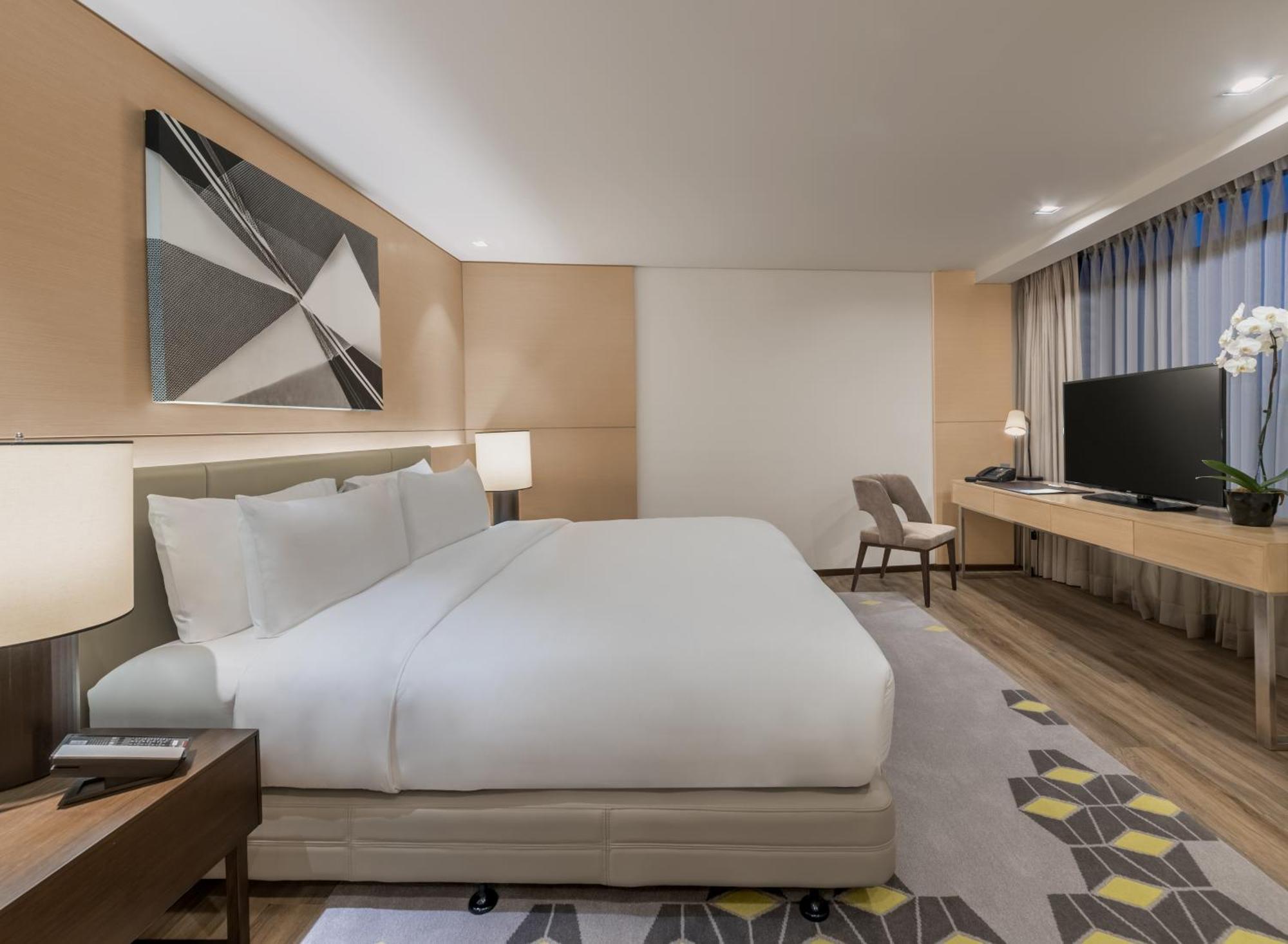 1 King Bed One-Bedroom Corner Suite Living Area Lounge Access