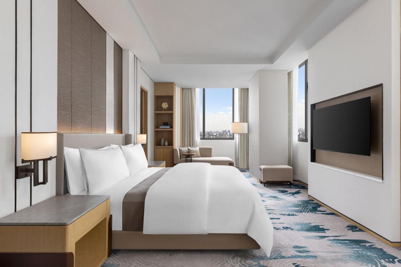 King Room Skyline View Club Lounge Access