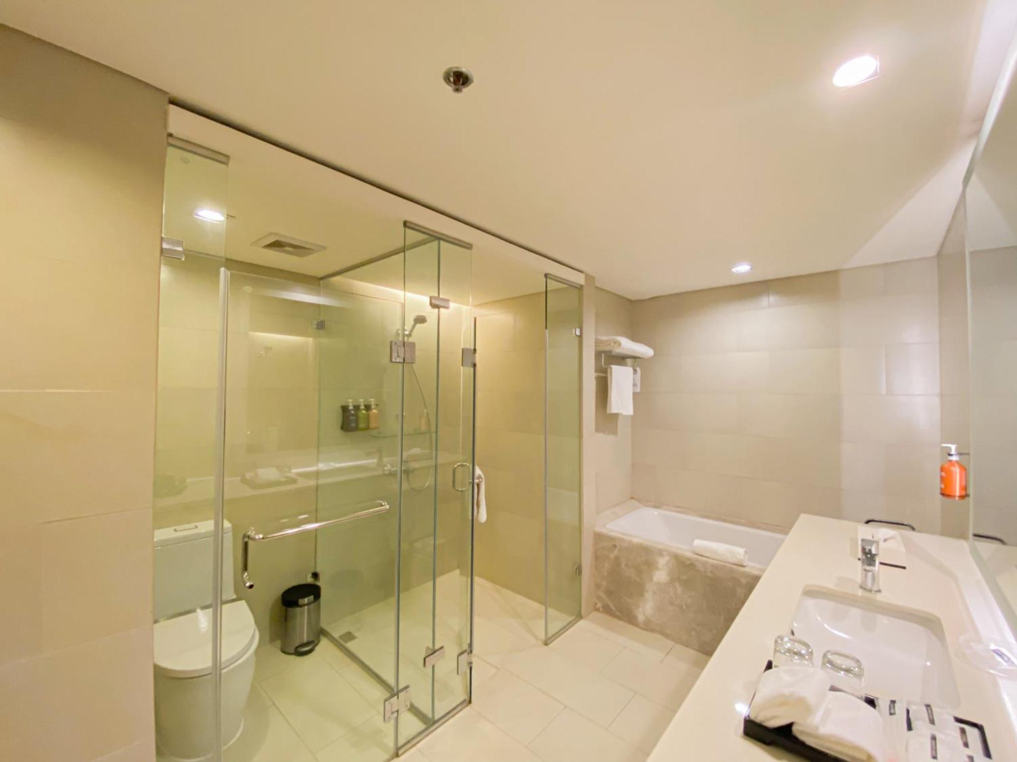 1 King Bed One-Bedroom Corner Suite Living Area Lounge Access