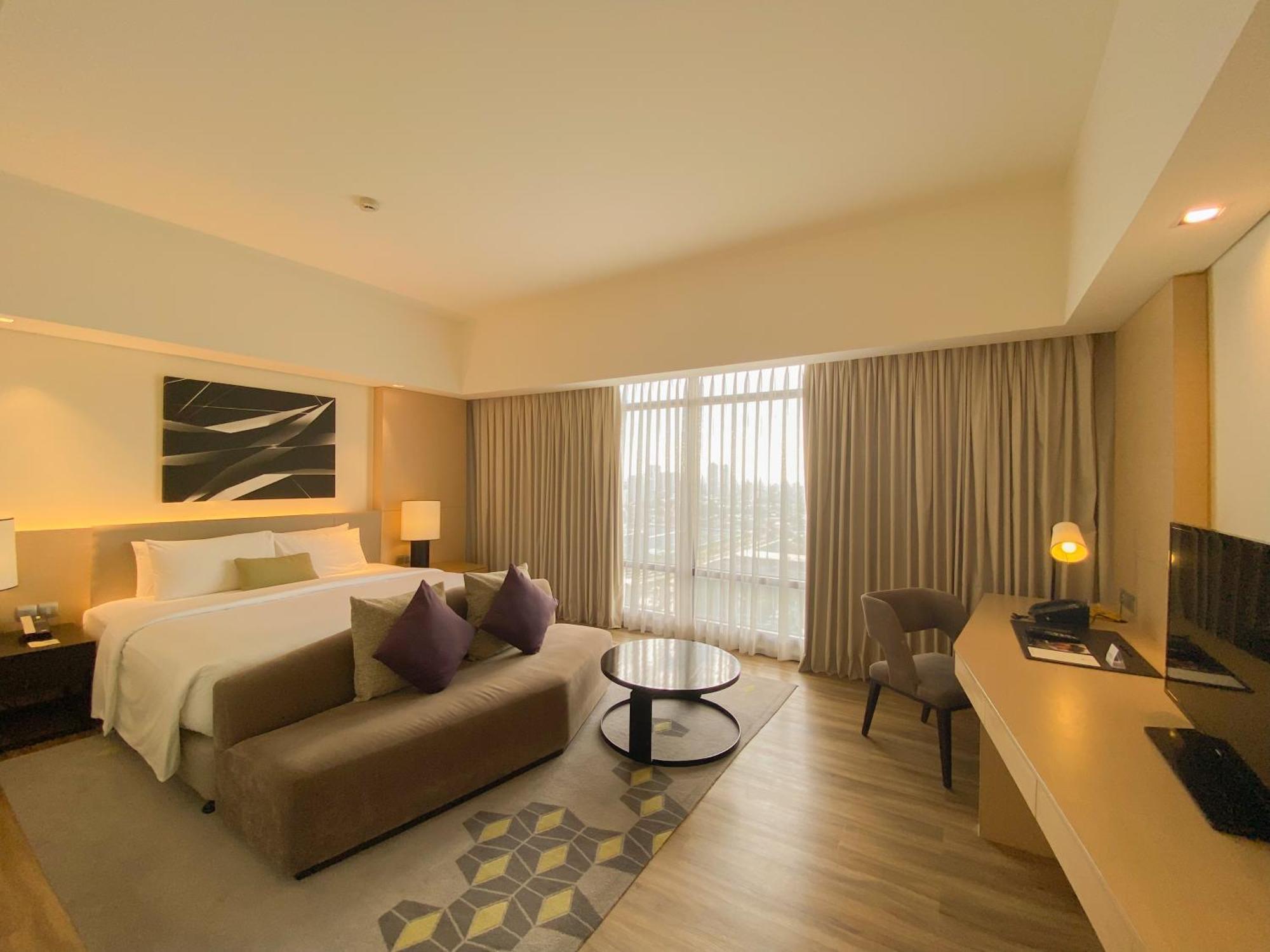 1 King Bed Large Room Lounge Access