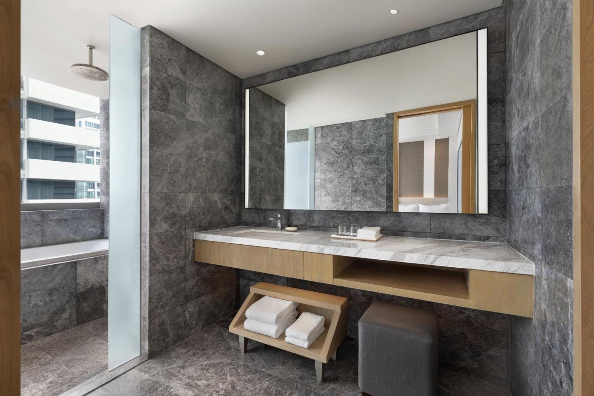 Deluxe King Room City View