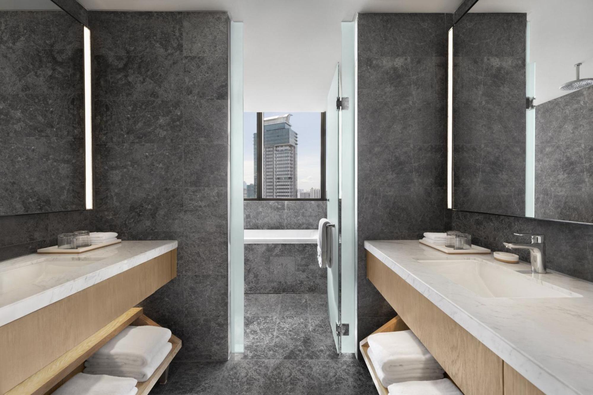 Deluxe King Suite Club Lounge Access