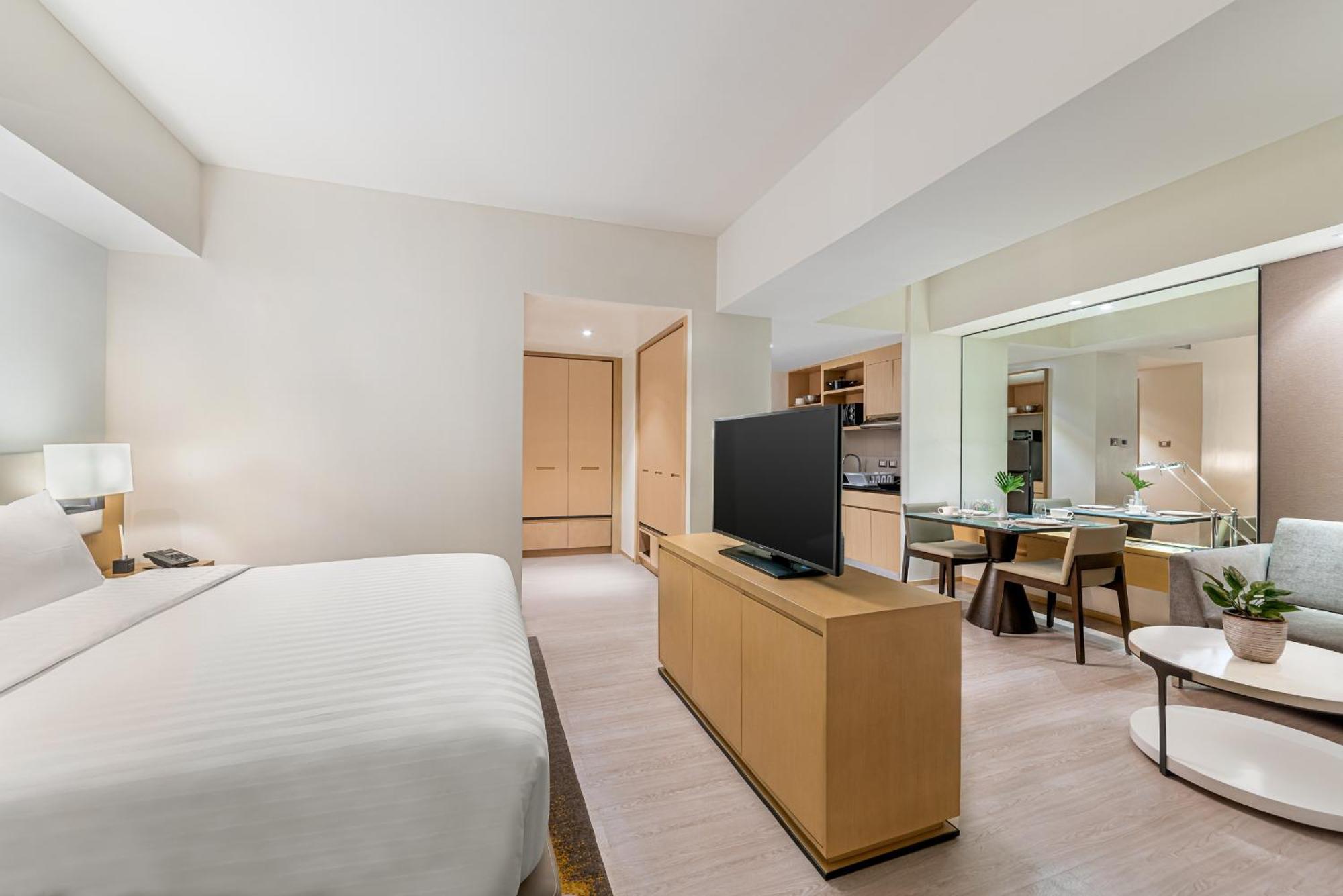 1 King Bed, Studio Room with Kitchenette and Washer-Dryer