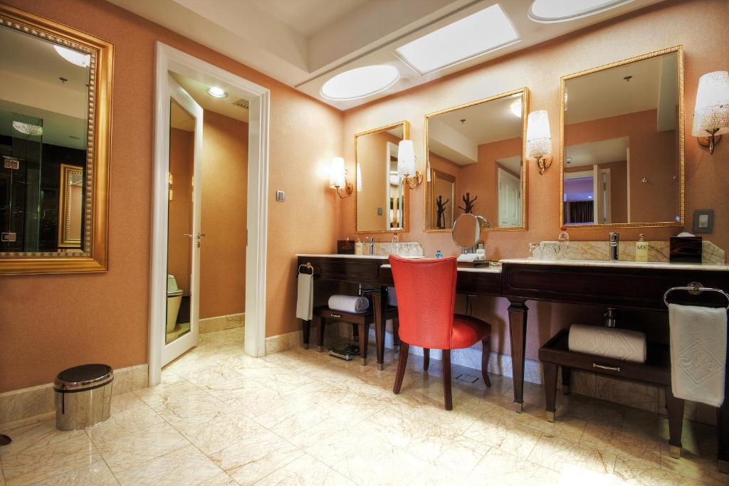 Maxims Suite