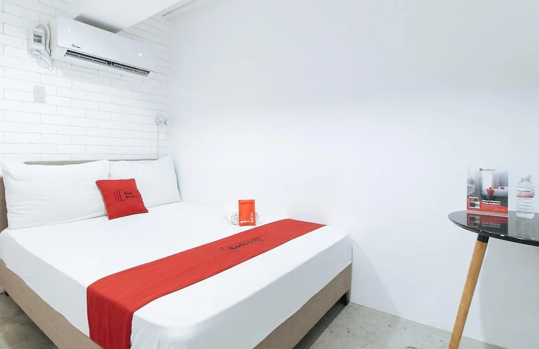 Reddoorz Plus At Bgc Near St Lukes-1