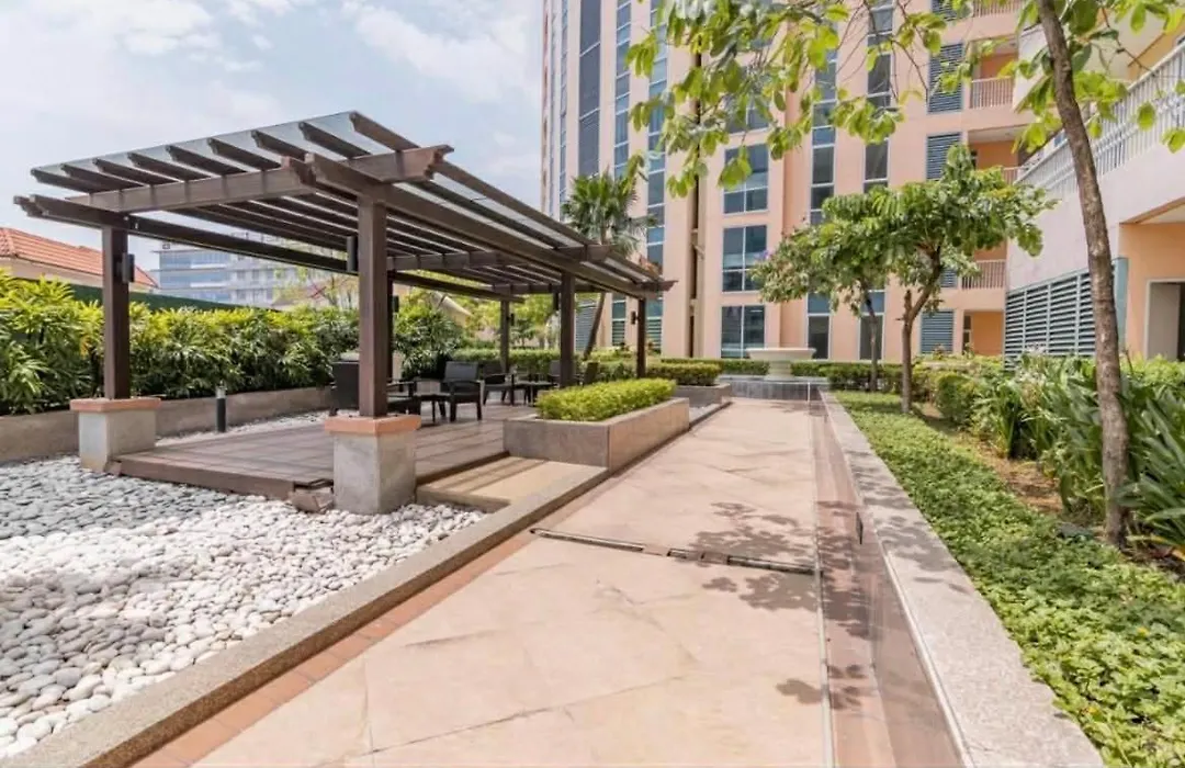 Bgc, Luxe Mckinley Condo At Venice Residences, Free Parking And Wifi-1